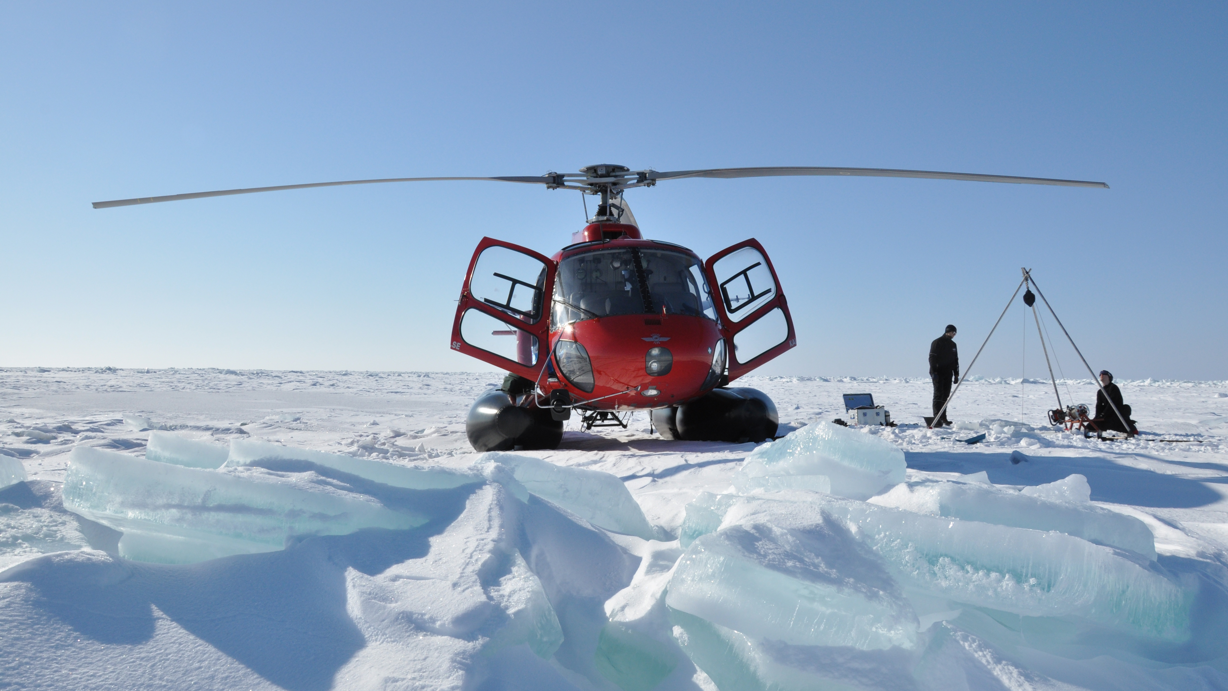 vattenprovtagning på is med helikopter i Bottenviken