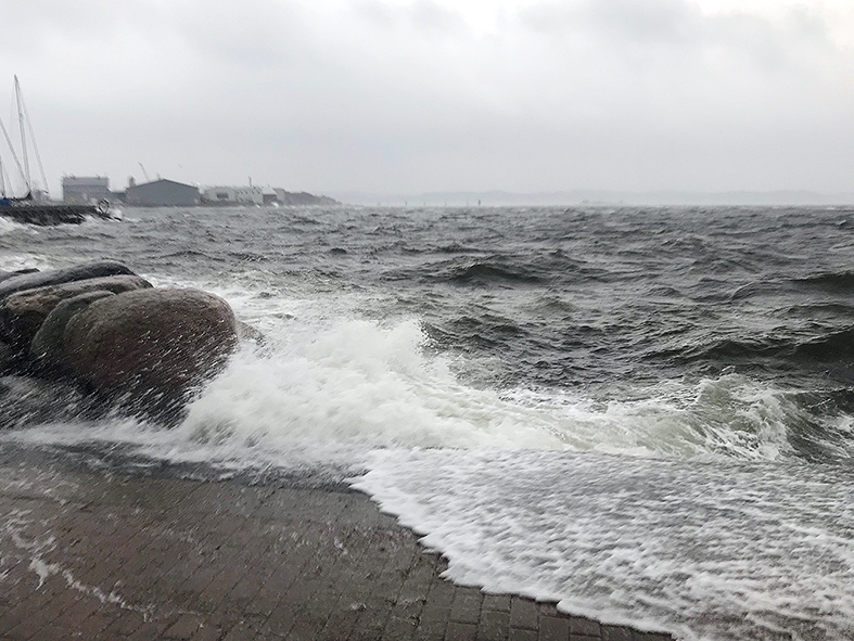 vågor slår upp på kaj i Lysekil