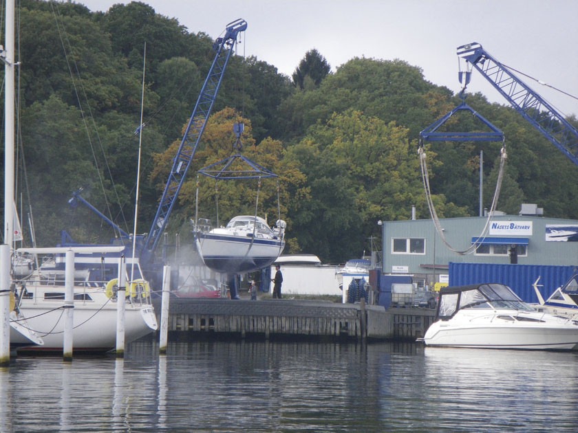 Rengöring av båtskrov på spolplatta vid Näsets Marina, Göteborg