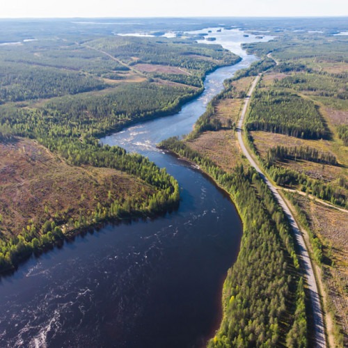 Vy över Kalixälven och intilliggande väg från ovan, drönarfoto
